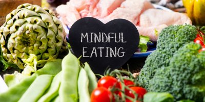 Různé druhy zeleniny a uprostřed nápis Mindful eating