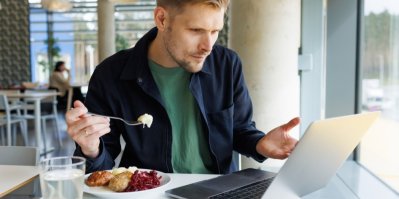 Různé druhy zeleniny a uprostřed nápis Mindful eating