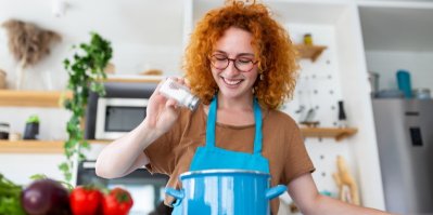 Na čtyřech lžících jsou různé druhy soli, včetně černé a růžové