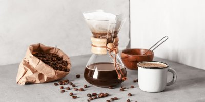 Pytlík s kávovými zrny, chemex, káva v hrnku