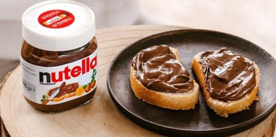 Nutella, dva plátky chleba namazané Nutellou