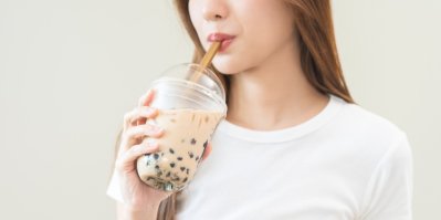 Žena pije Bubble Tea