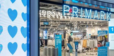 Záběr na vchod do prodejny Primark