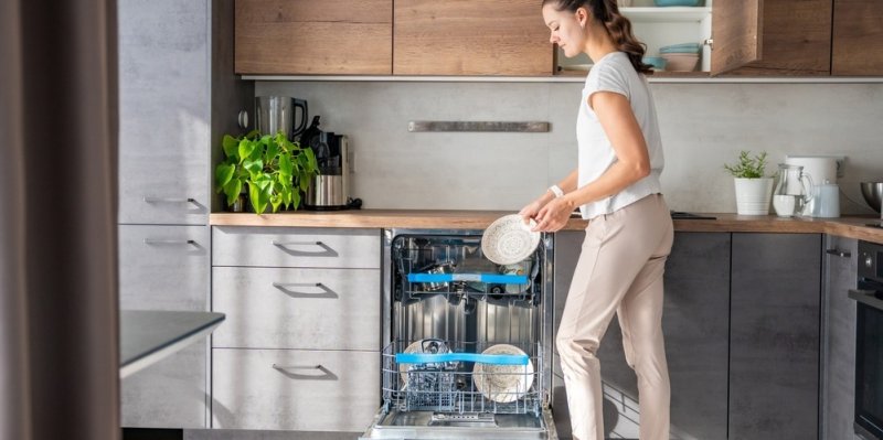 Na nůž i struhadlo zapomeňte! Materiály a kuchyňské nádobí, kterým myčka vyloženě škodí