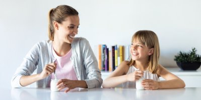 Domácí jogurt jen ze 2 surovin. Jogurtovač dokáže nahradit varná konvice i pekárna na chleba