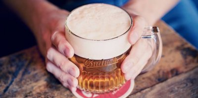 Ruce držící sklenici piva 