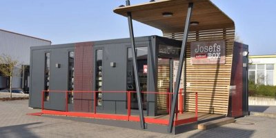 Pohled na kontejnerovou prodejnu německého řetězce REWE