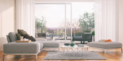 Světlý obývací pokoj s proskleným balkonem