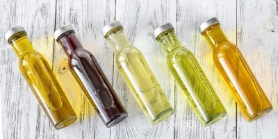 Pět druhů olejů ve skleněných lahvičkách