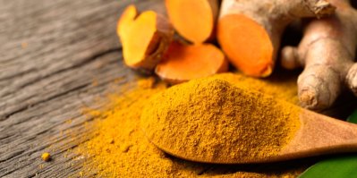 Kurkumový prášek a kořeny kurkumovníku