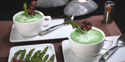 Chřestové „cappuccino“ s křupavou slaninkou a baby špenátem