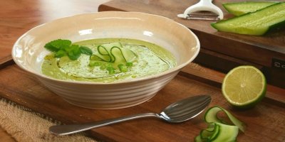 Lahodné a osvěžující v horkých dnech. Ochutnejte okurkové gazpacho s avokádem a hráškem