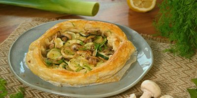 Recept na křehký cuketový koláč s žampiony a smetanovým sýrem z listového těsta