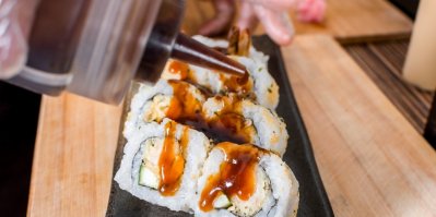 Ruka polévá sushi topingem s umami