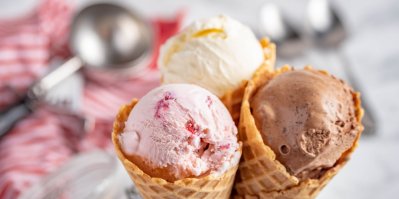 Jahodová, čokoládová a vanilková zmrzlina v kornoutku
