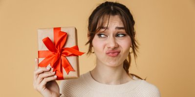 Zklamaná žena s narozeninovým dárkem