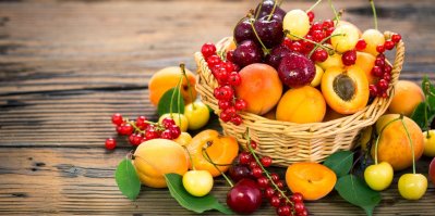 Čerstvé letní ovoce v košíku