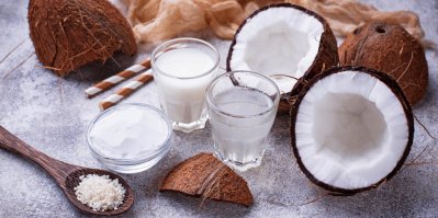 Různé druhy kokosových produktů, jako voda, mléko a nápoj, rozpůlený kokos