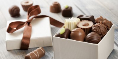 Různé čokoládové pralinky v dárkové krabičce