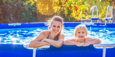 Matka s dcerou v zahradním bazénu