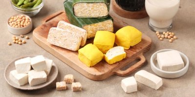 Tofu, tempeh, cizrna na prkénku a v misce