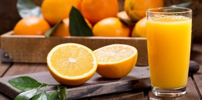 Pomeranče a čerstvá šťáva ve sklence