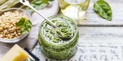 Pesto ve skleničce, parmazán, piniové ořechy, olej, bazalka