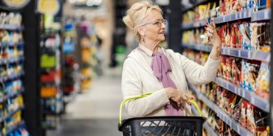 Žena si prohlíží různé druhy koření v supermarketu 