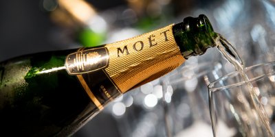 Nalévání šampaňského Moët and Chandon do sklenice