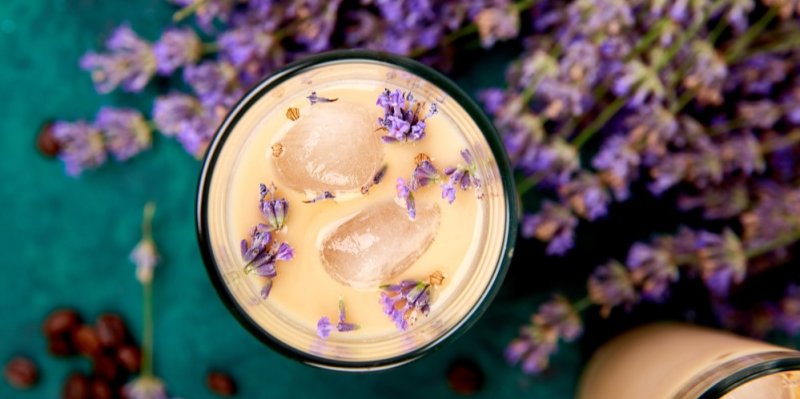 Vyrobte si domácí levandulový sirup. Připravíte z něj skvělou limonádu, vinný střik nebo levandulové cappuccino