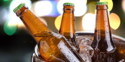 Bleskově vychlazené pivo i bez ledničky: V hlavní roli utěrka, led a sůl, která vše urychlí