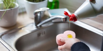 https://www.shutterstock.com/cs/image-photo/woman-pours-dish-detergent-onto-sponge-2075061088