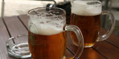 Dva půllitry s pivem Pilsner Urquell