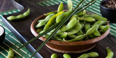 Lusky edamame v misce, jídelní hůlky