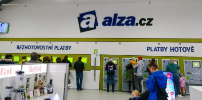 Obchod Alza a lidé v jeho prodejně 