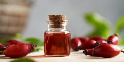 Vyrobte si šípkový olej jen ze 2 surovin a skoro zadarmo! Vyzraje na jizvičky, pigmentové skvrny i oslabenou imunitu