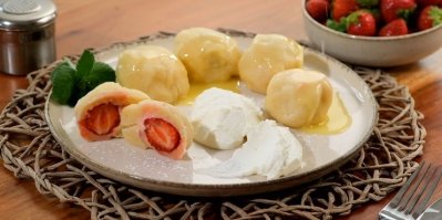 Oběd do 30 minut na stole? Recept na tvarohové knedlíky s jahodami bez zdlouhavého kynutí
