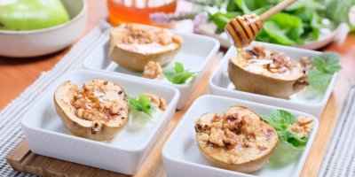 Pečené hrušky s ořechy, medem a zázvorem