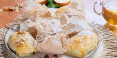 Recept: Křehké jablečné kapsičky se skořicí a krémovou tvarohovou náplní se vám rozplynou na jazyku