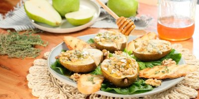 Recept na pečené hrušky s modrým sýrem a ořechy