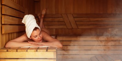 Žena ležící ve finské sauně