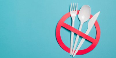 Plastové nádobí se zákazovou značkou