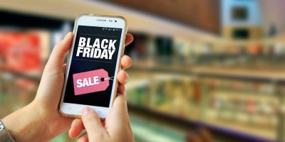 Člověk držící telefon s nápisem „Black Friday“