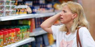 Žena v supermarketu je nešťastná z cen zboží
