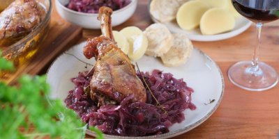 Sv. Martin se vším všudy! Dopřejte si dozlatova upečené husí stehýnko s cibulovým zelím