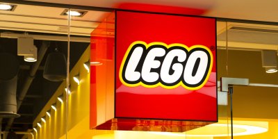 Logo značky LEGO před obchodem
