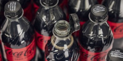 Lahve nápojů Coca-Cola Zero s neoddělitelnými víčky
