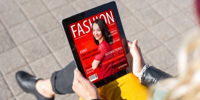 Žena čte online módní magazín na tabletu