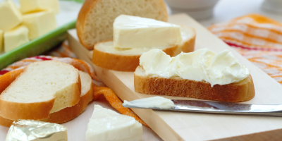 Máte ve zvyku svačit tavené sýry? Možná byste si to měli rozmyslet