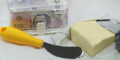 Máslo, nůž na máslo a krabička s bankovkou